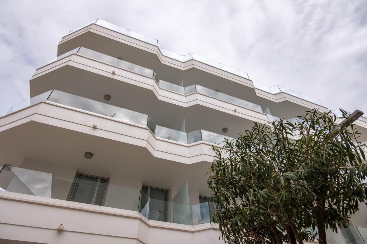 Sea Breeze Apartments 칼라 미요르 외부 사진